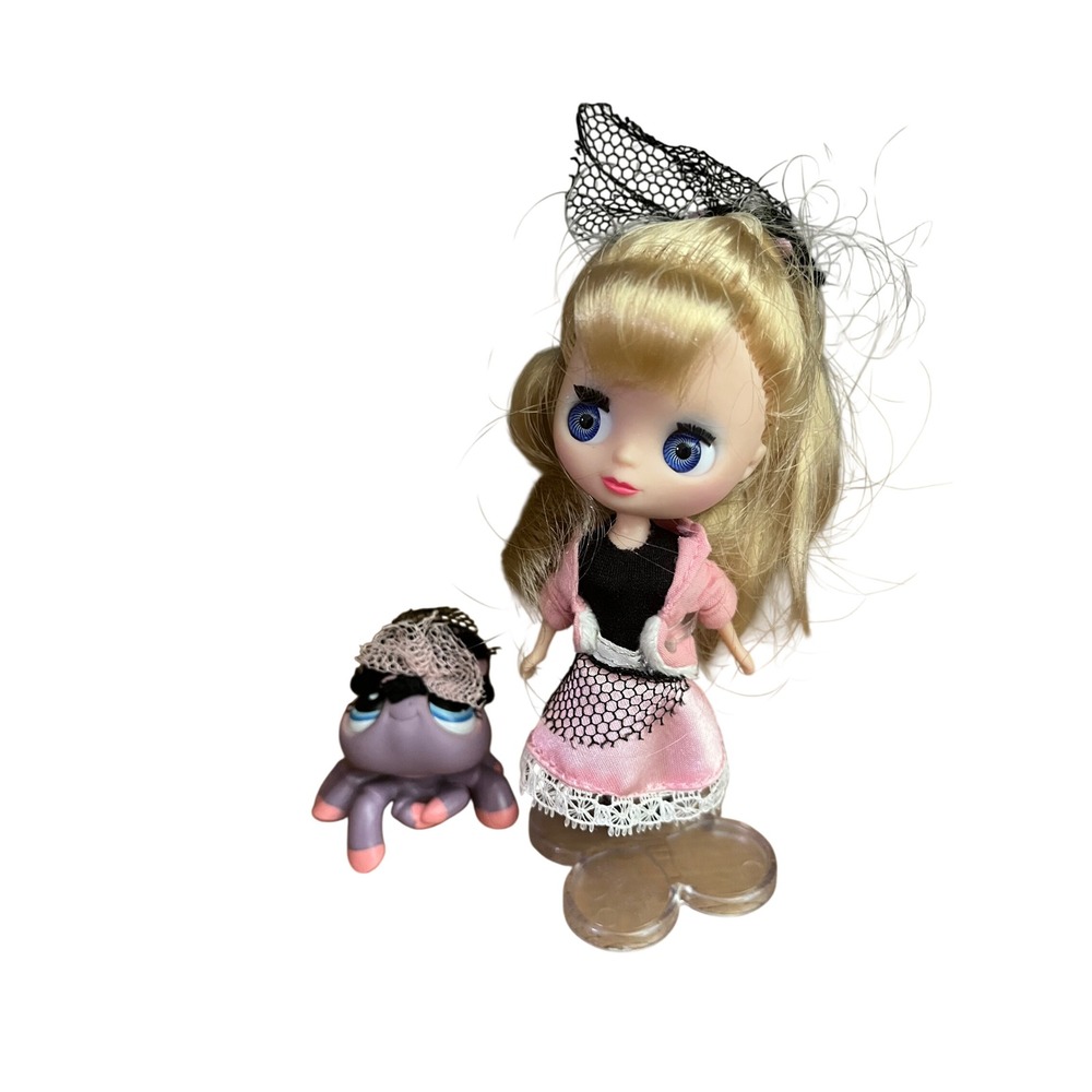 Blythe Loves Littlest Pet Shop Doll and Purple Spider Pet Set with Stand